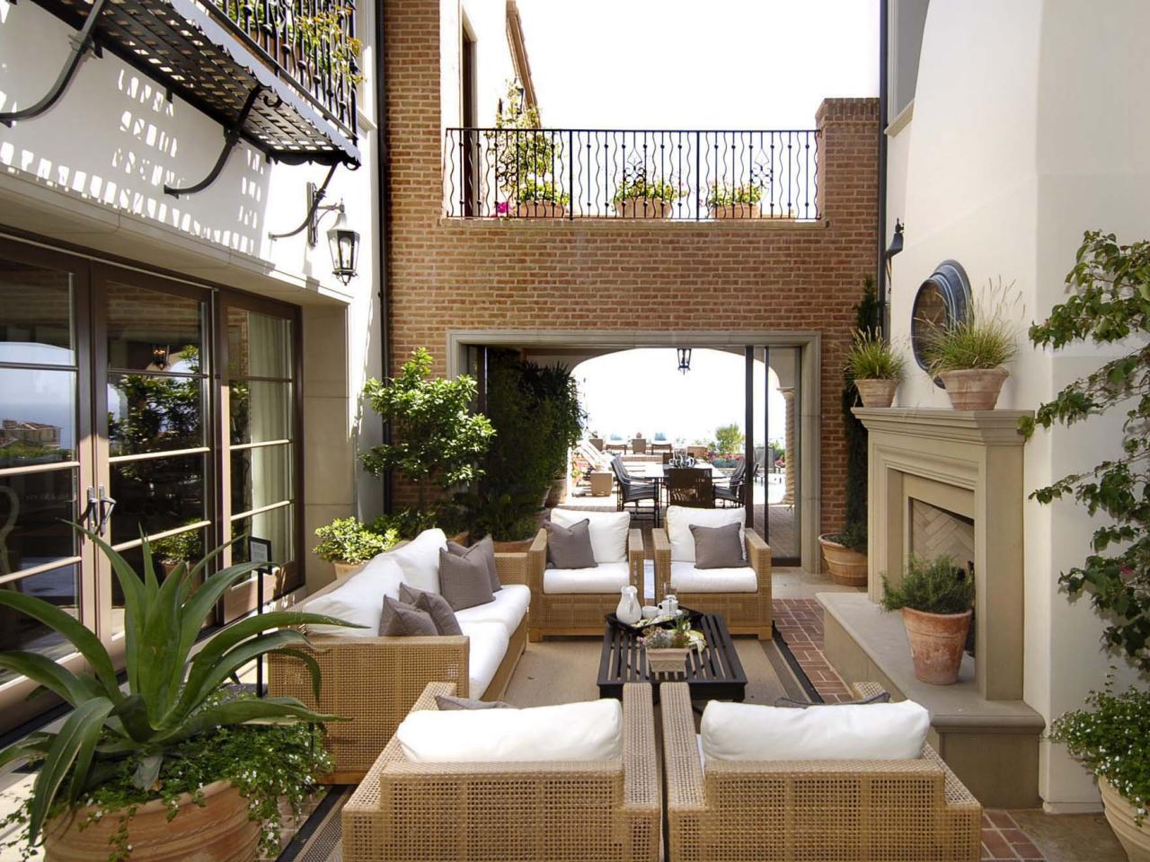 Intimate Elegance Outdoor Fire Place Design that's a Perfect Spot for Company and Conservation