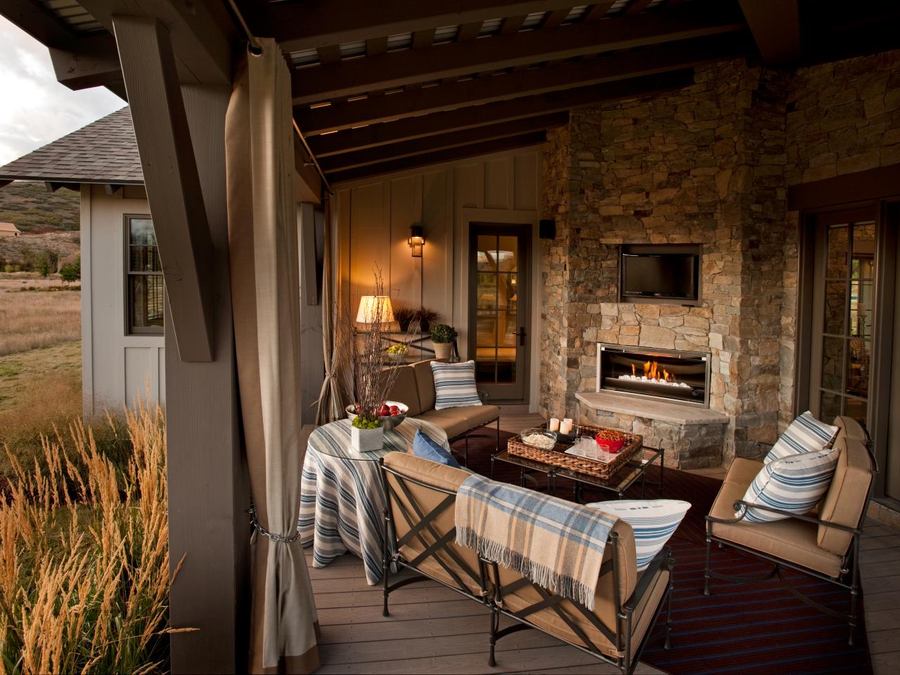 Traditional outdoor fireplaces design