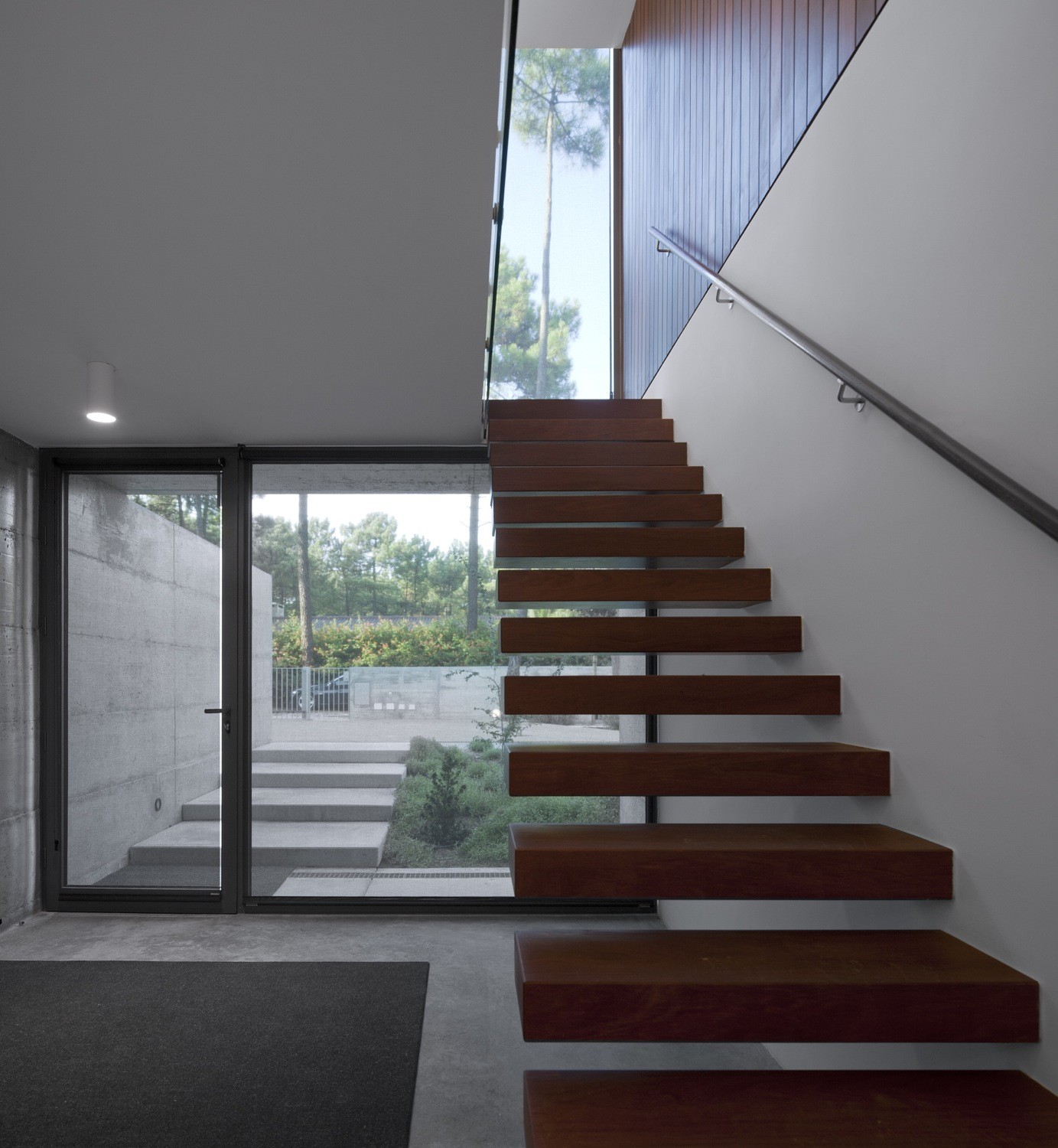 Floating Wood Staircase Design At Entyway Among Metal Handle Also Grey Carpet Aroeira III House Directly Welcome You Floating Wood Staircase Design At Entyway Among Metal Handle Also Grey Carpet Aroeira III House Directly Welcome You