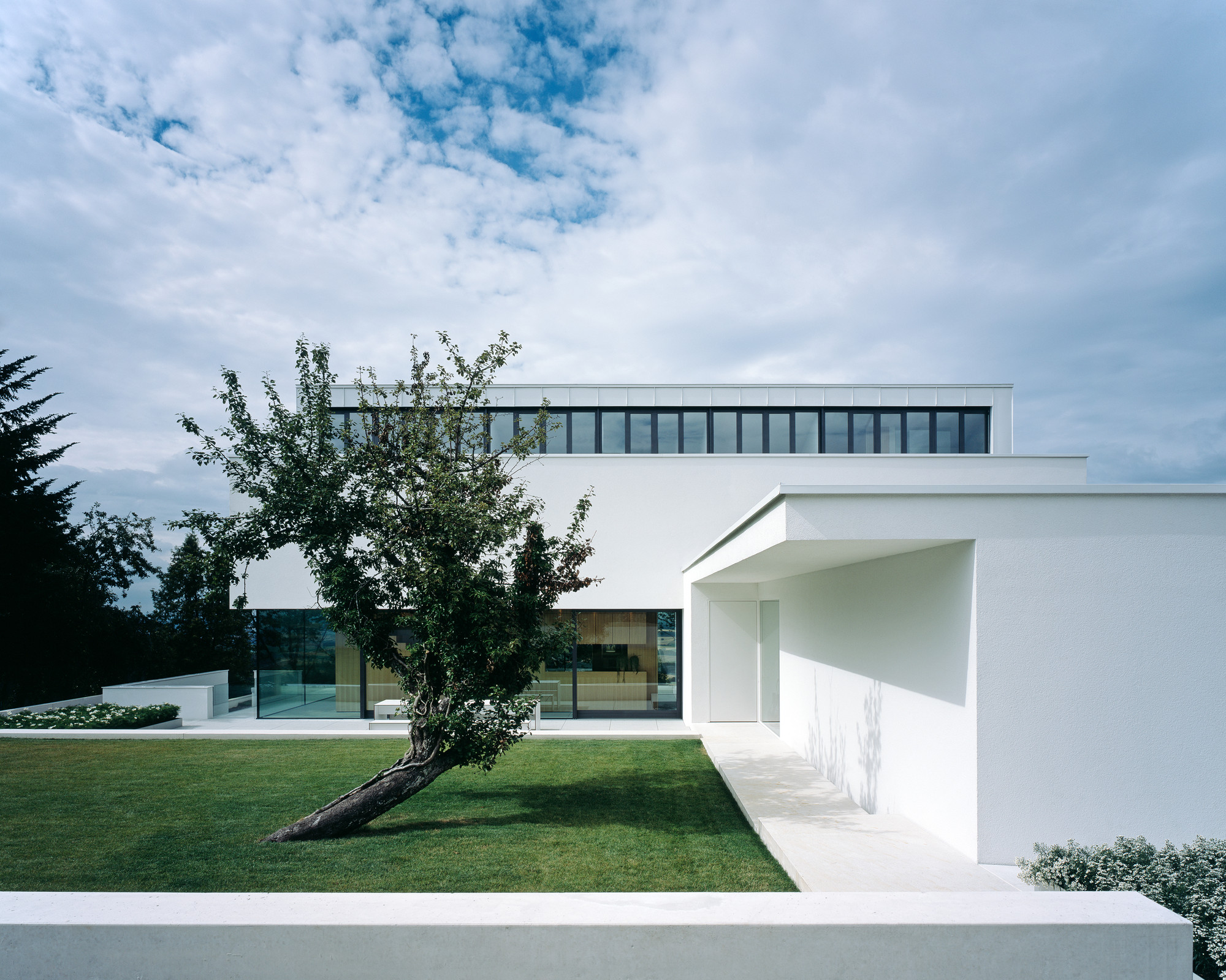 House Anna Philipp Among White Wall Framed Also Clean from Lawn Yard Added Fresh Atmosphere House Anna Philipp Among White Wall Framed Also Clean from Lawn Yard Added Fresh Atmosphere