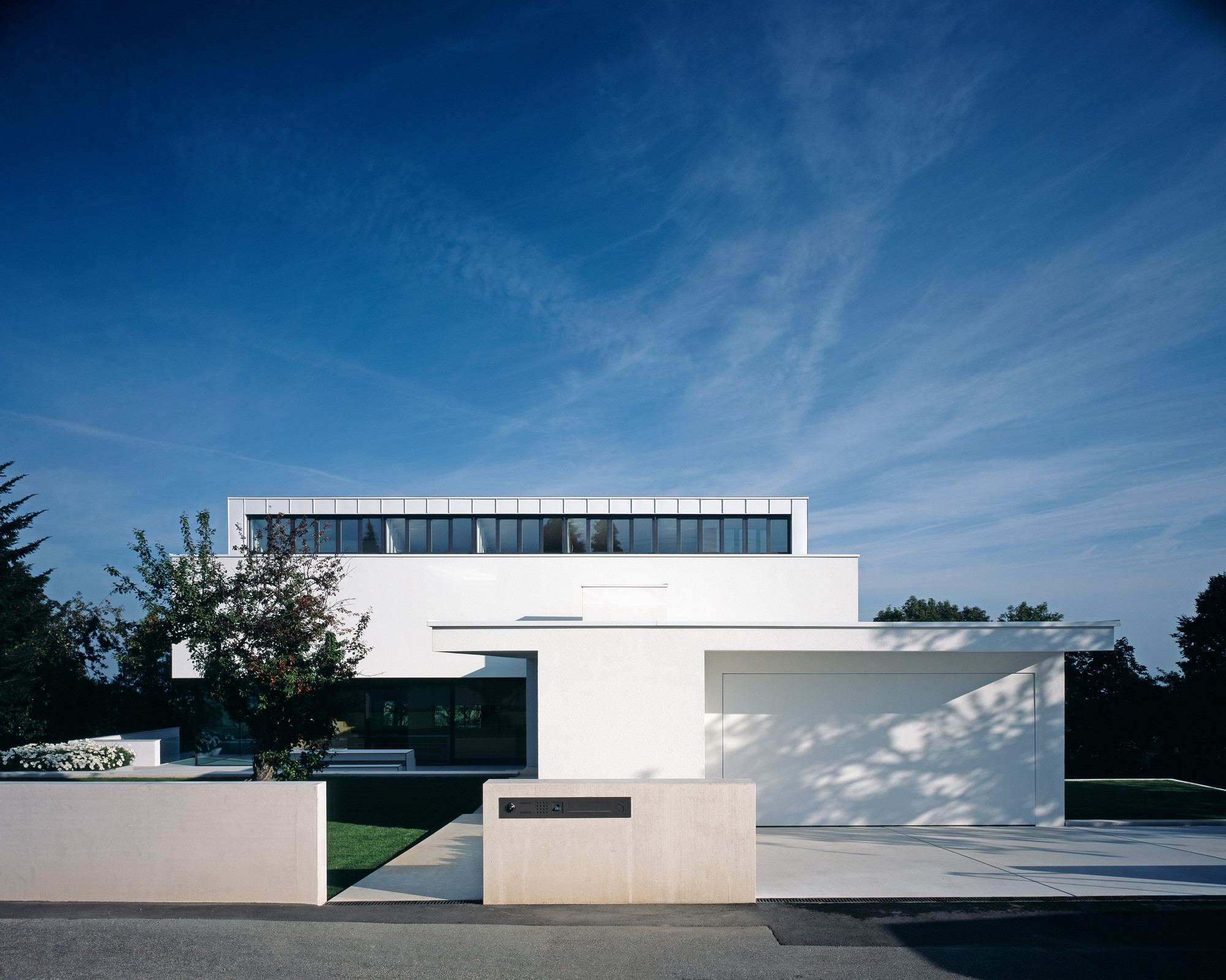 House Anna Philipp Among White Wall Framed Feat Glass Windows under That Planter Near Garden House Anna Philipp Among White Wall Framed Feat Glass Windows under That Planter Near Garden