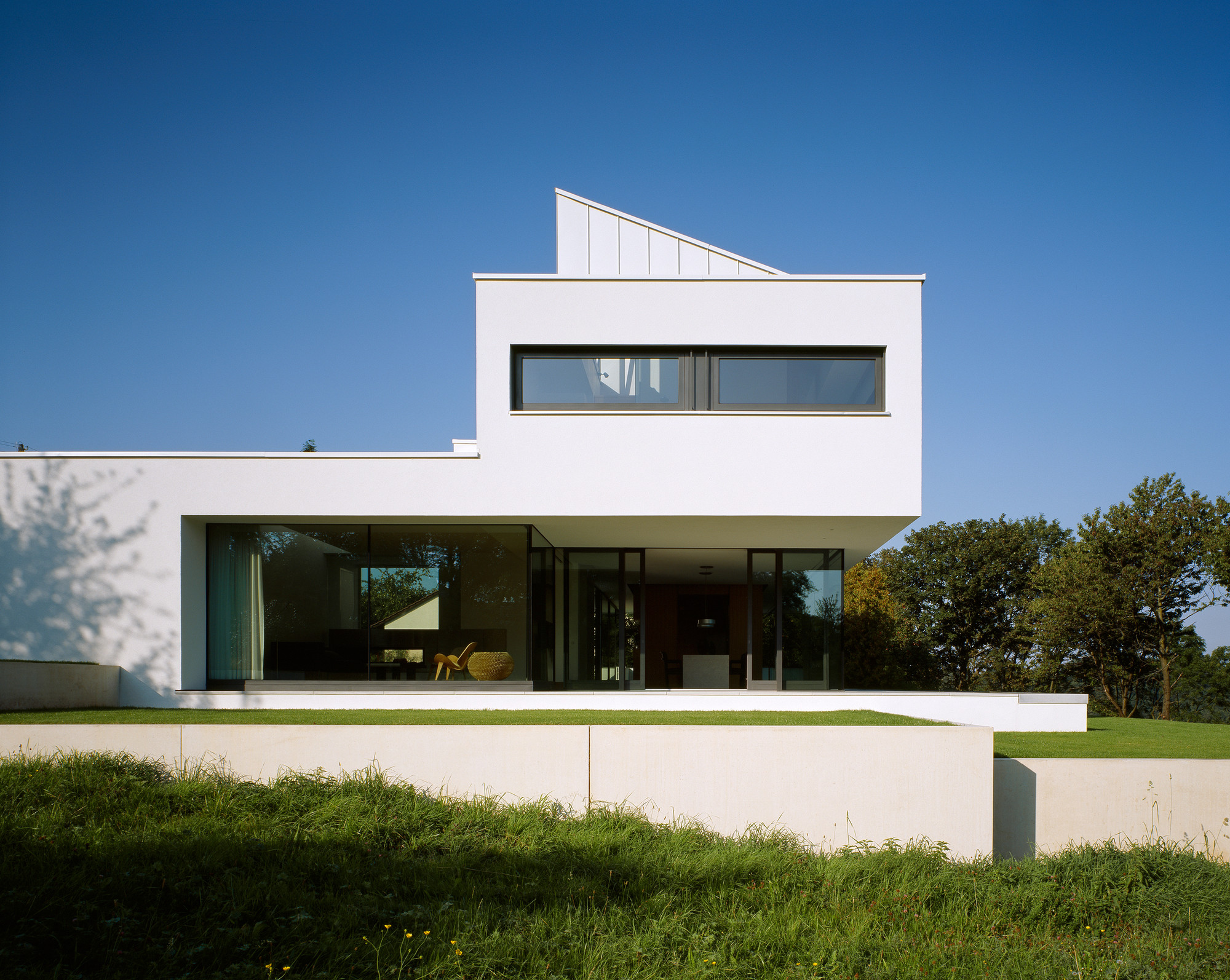House Anna Philipp Among White Wall Framed Feat Glass Windows under That Surrounded By Planters House Anna Philipp Among White Wall Framed Feat Glass Windows under That Surrounded By Planters