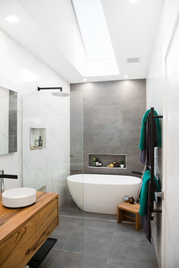 Modern Minimalist Bathroom Design Among Solid Wood Vanity Also Mirrored Storage Modern Minimalist Bathroom Design Among Solid Wood Vanity Also Mirrored Storage