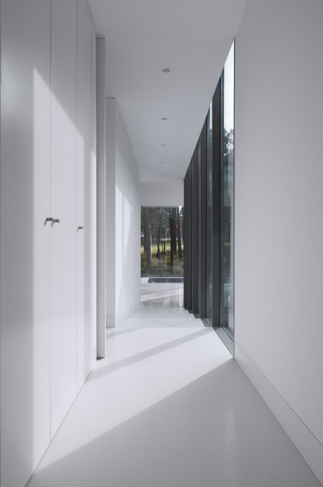 Narrow Hallway Design under Aroeira III House Among Sun Light Landed Near Cabinet Due To Glass Window Narrow Hallway Design under Aroeira III House Among Sun Light Landed Near Cabinet Due To Glass Window