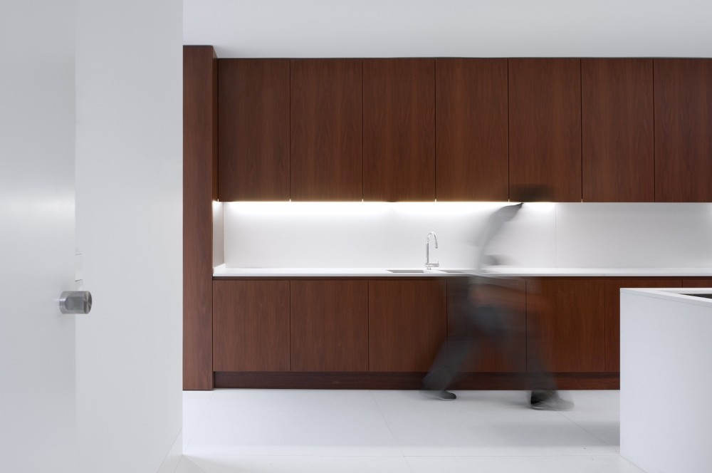 White Also Brown Kitchen Design At Aroeira III House Make Beautiful Contrast Lit Up By LED On The Bottom from Cabinet Light White Also Brown Kitchen Design At Aroeira III House Make Beautiful Contrast Lit Up By LED On The Bottom from Cabinet Light