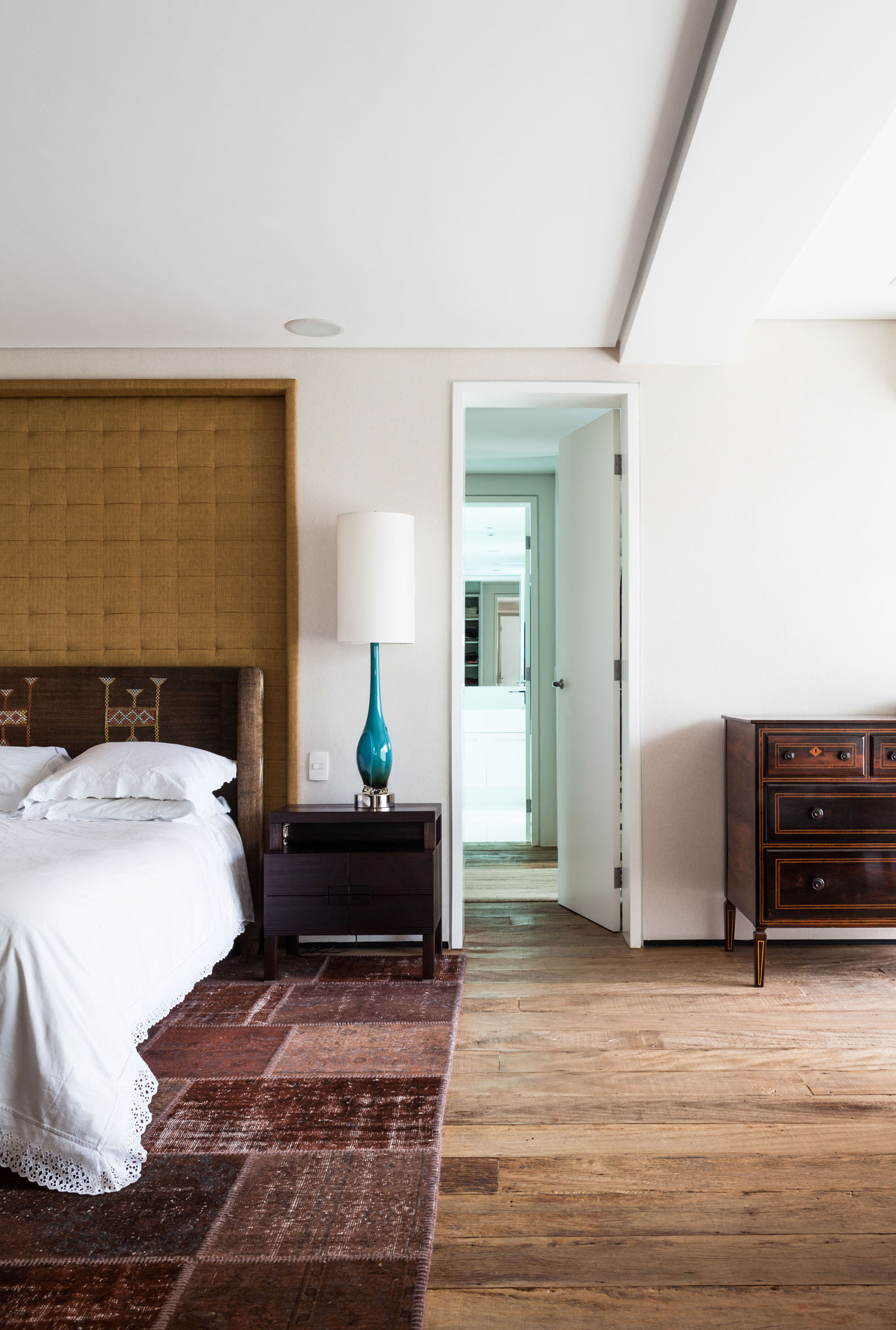 Black Bedside Table Among Lamp, Elegant Tufted Panel Also Wooden Classic Cabinet