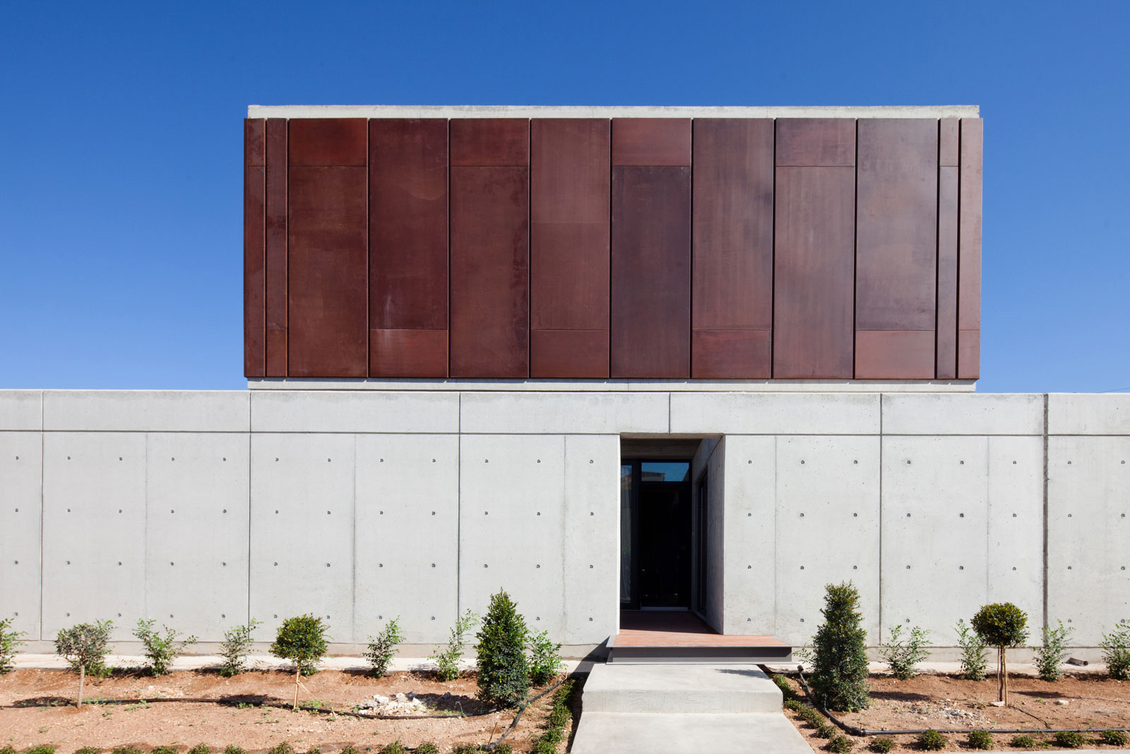 Andri & Yiorgos Residence - Wall Which Is Made From Concrete Blocks Also Green Plants Garden Andri & Yiorgos Residence - Wall Which Is Made From Concrete Blocks Also Green Plants Garden