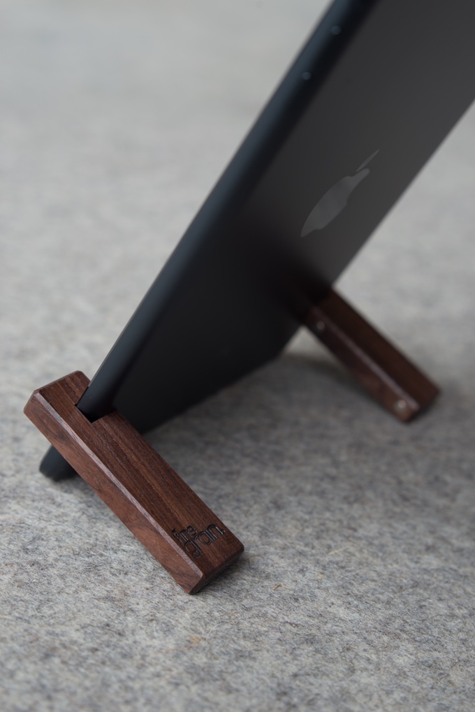 Stand From Wooden Materials Inside Natural Brown Color That Looks So Simple