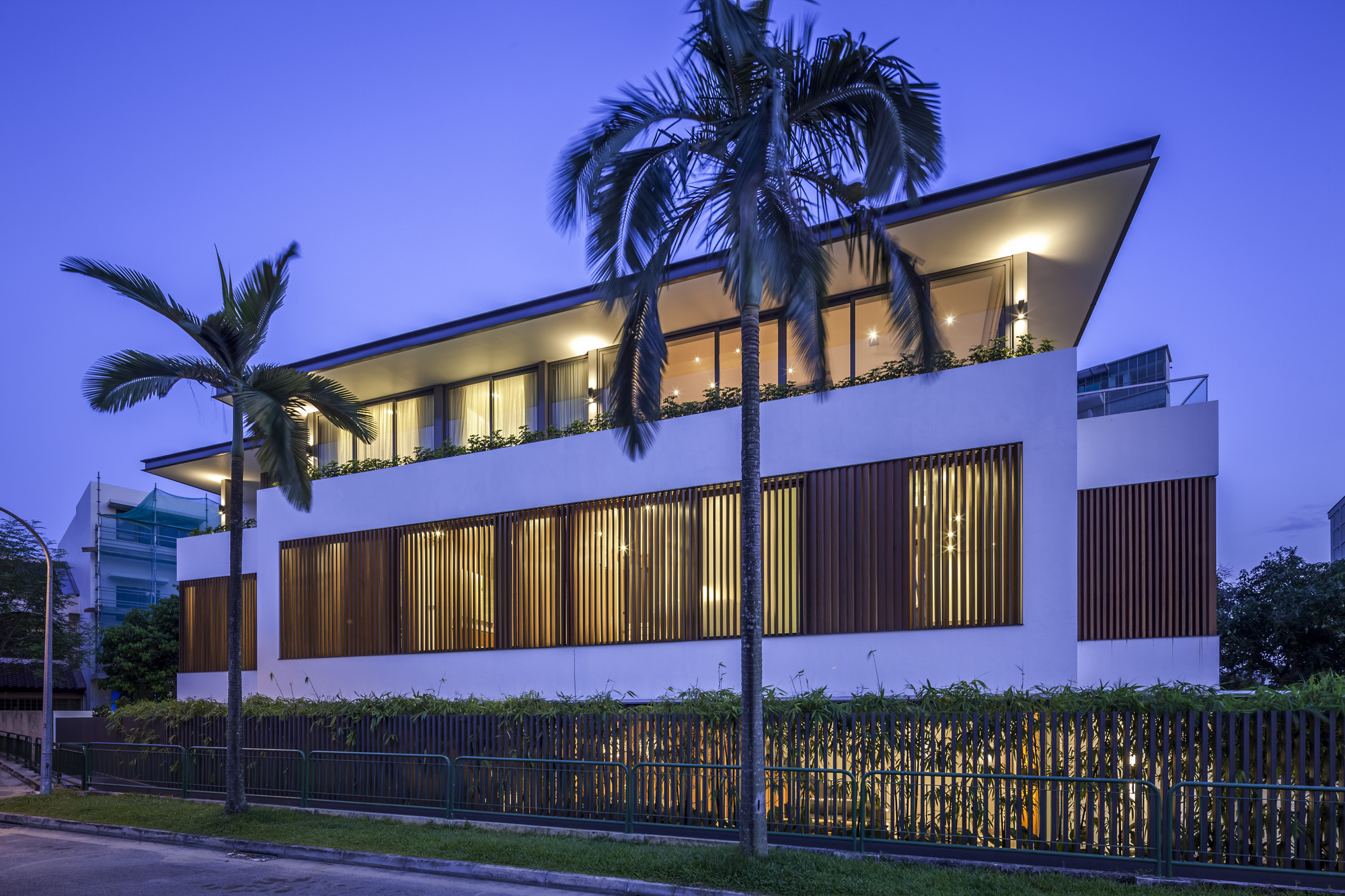White Colored Outer Wlal Along With Dark Brown Outer Blind Windows White Colored Outer Wlal Along With Dark Brown Outer Blind Windows
