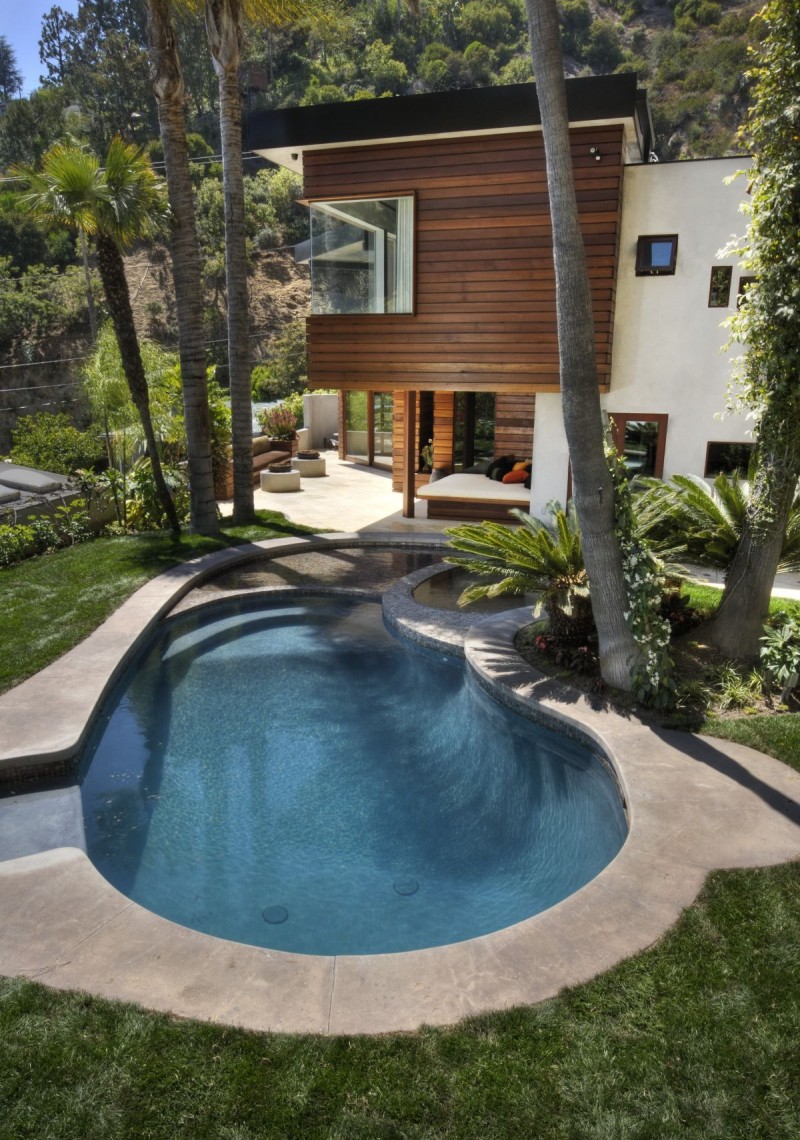 Gorgeous Backyard Landscape At West Hollywood Residence Near Pool Along With Green Lawn Surrounded Aside Lush Vegetations Gorgeous Backyard Landscape At West Hollywood Residence Near Pool Along With Green Lawn Surrounded Aside Lush Vegetations