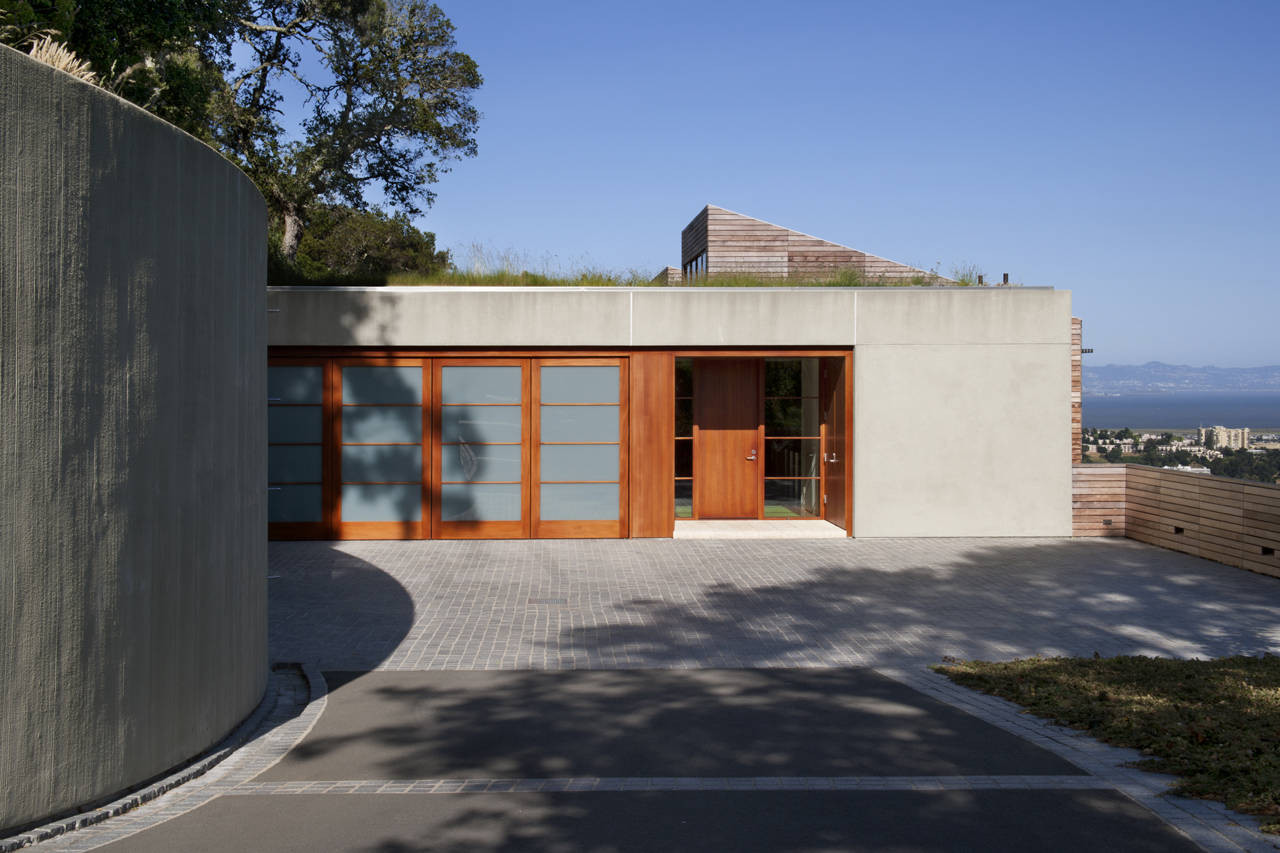 Striking Contemporary Exterior Design Of Kentfield House Near Concrete Driveway Along With Woodframe Glass Garage Door Beside Main Entry Door Striking Contemporary Exterior Design Of Kentfield House Near Concrete Driveway Along With Woodframe Glass Garage Door Beside Main Entry Door