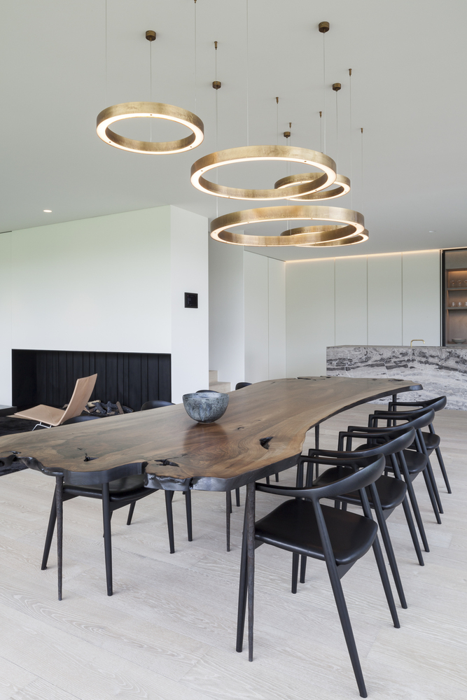 Dining room with amazing chandelier design - Residence VDB / Govaert & Vanhoutte Architects Dining room with amazing chandelier design - Residence VDB / Govaert & Vanhoutte Architects