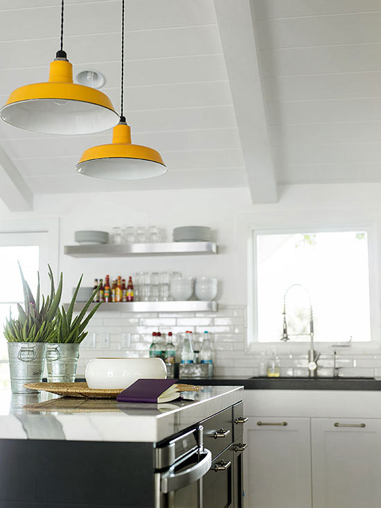 Relaxed kitchen with colorful curved pendant lights Relaxed kitchen with colorful curved pendant lights