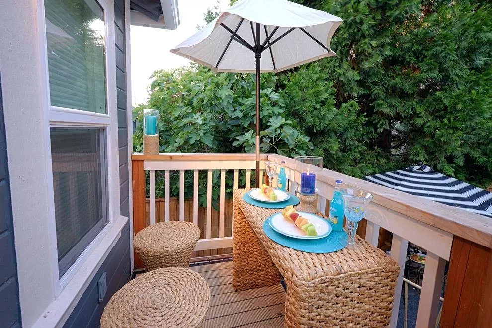 Small craftsman balcony design